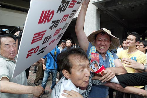 17일 오후 한나라당 제17대 대통령후보 선출을 위한 서울합동연설회가 열린 서울 잠실실내체육관앞에서 박근혜 후보 측을 비난하는 기자회견을 열던 뉴라이트전국연합 관계자들과 박근혜 후보 지지자들이 거친 몸싸움을 벌였다. 